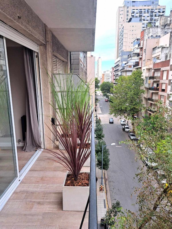 Venta de Departamento de 2 ambientes a la calle con balcon saliente en Bolivar 2287